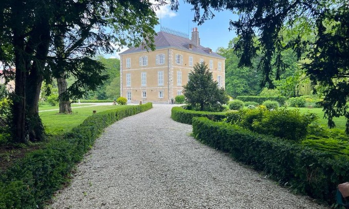Crespy-le-Neuf Bed & Breakfast | Château de Crespy & Suites