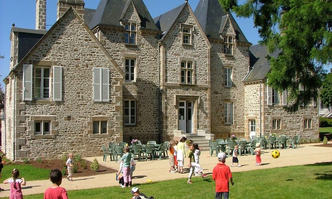 St Denis de Gastines Bed & Breakfast | Château du Bourg