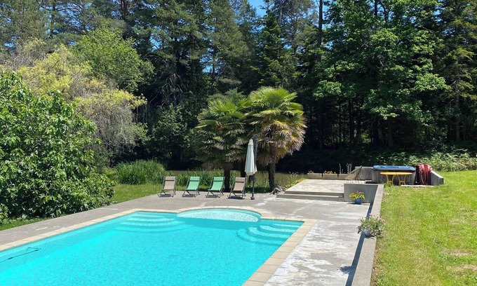 Sainte-Croix-de-Volvestre Bed & Breakfast | Château Dans la Forêt Royale de Sainte Croix Volvestre