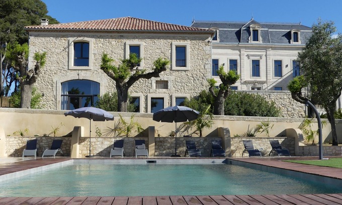 Vendres Apartment | Château La Vidalle - Gite Caroual - Vue sur la Piscine et les Chevaux