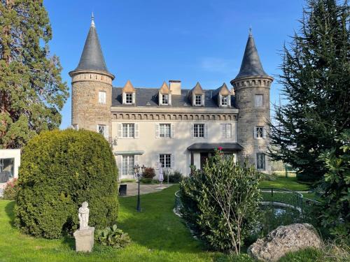 Saint-Genest-Lerpt Bed & Breakfast | Château Philip