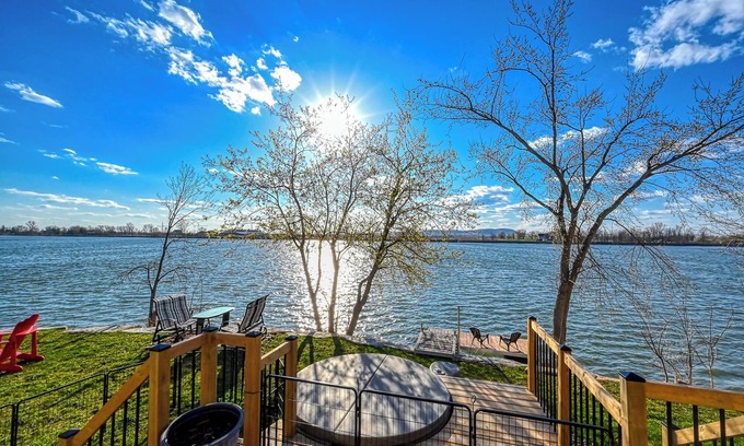 Saint-Mathias-sur-Richelieu Cottage | Chalet Sunset by the Richelieu River : Waterfront Views, Tranquility & Comfort