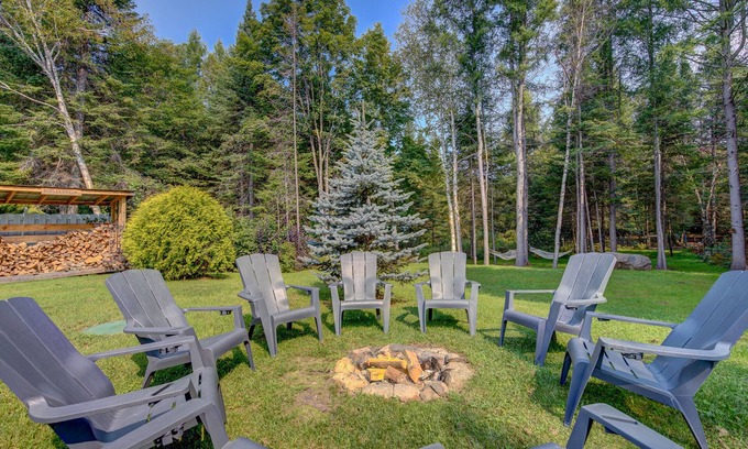 Sainte-Lucie-des-Laurentides Ski Chalet | Chalet Parfait Pour Passer du bon Temps en Famille ou Entres Amis!