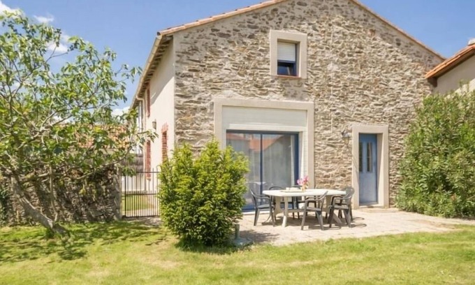 Saint-Philbert-de-Grand-Lieu Cottage | Charming Cottage on Organic Vineyard, Near Nantes with Bikes & Wi-Fi