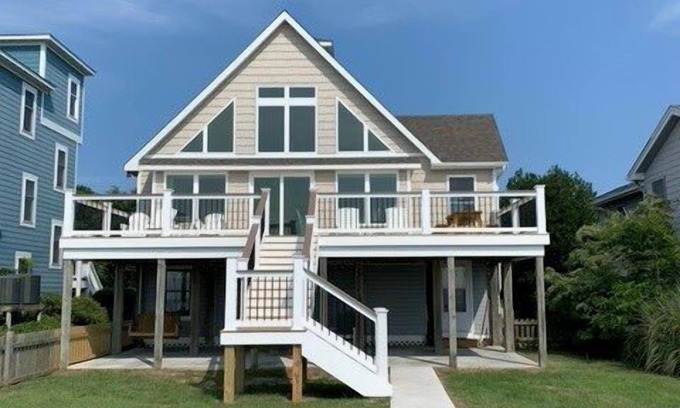 Colington Harbour House | CH1605- SoundFront 4 BRs, Boat Dock, Com Pool, Tennis, Dog Friendly.