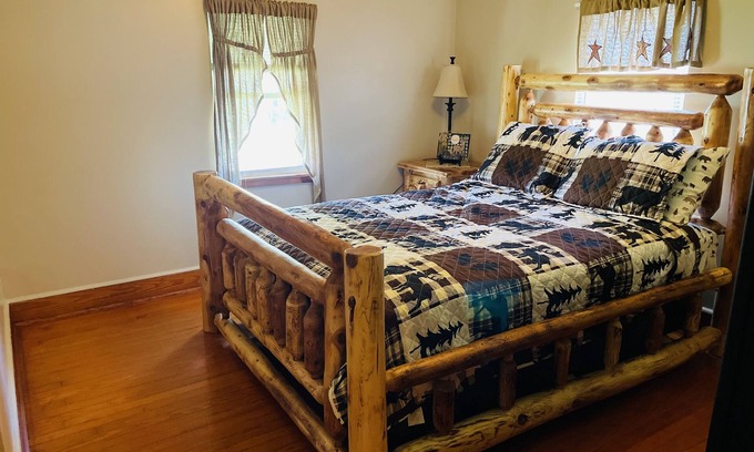 Upper Tract House | Chad’s place 4- Bedroom 2-BR home at Smoke Hole Wi-Fi -Pet Friendly- sleeps 8-10
