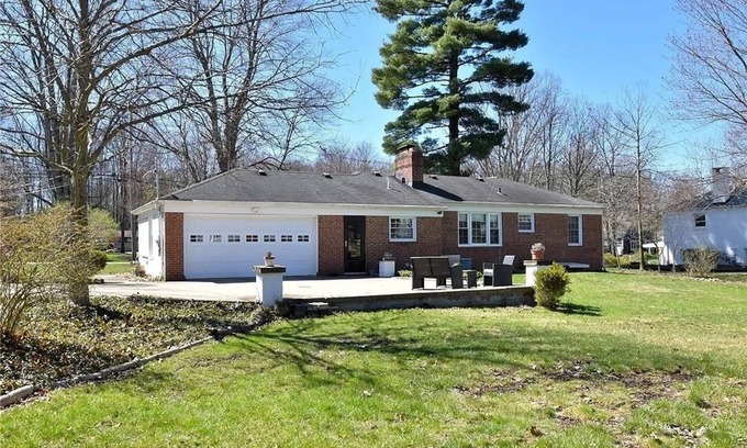 Russell Township House | Chagrin Falls light filled 2 bed 1 bath a Mile from the Village
