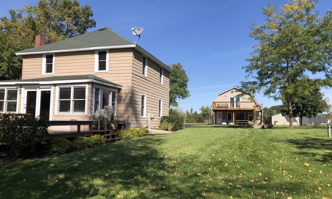 Waupaca House | Chain O' Lakes Homes for large multi-family groups, Sleeps 19