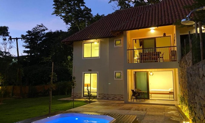 Guaramiranga Ski Chalet | Chalé Novo - 4 quartos - 12 camas - Hidromassagem e Ar condicionado nos quartos - Cond Montserrat