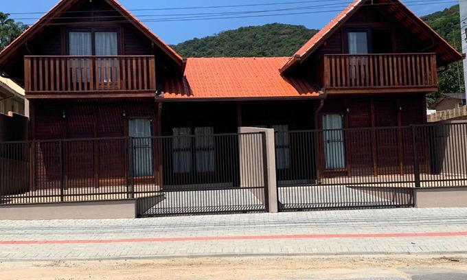 Praia da Armacao do Itapocoroi Ski Chalet | Chalés Vô João