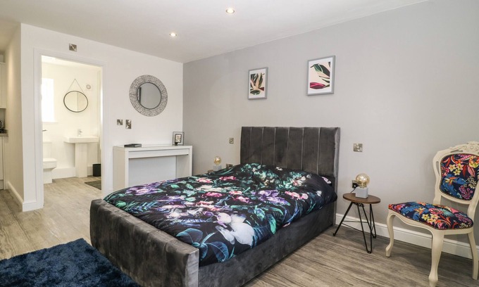 West Heslerton Cottage | CHALET 1, pet friendly, with hot tub in Sherburn