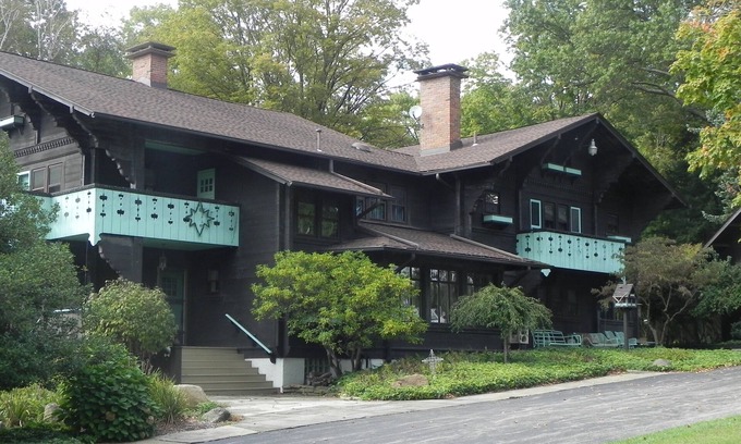 Hubbard Ski Chalet | Chalet 10,000 Sq Ft Mansion, sheeps 12, with 4 bathrooms