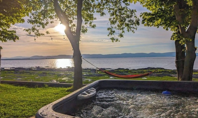 Cap-Saint-Ignace Ski Chalet | Chalet #7 Waterfront with Spa, Fireplace, Wifi & AC