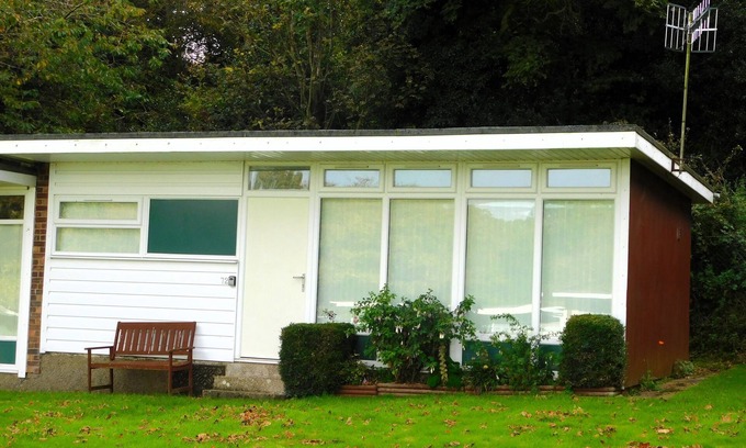 Cromer Ski Chalet | Chalet 72 is an elevated, single storey chalet on Kings Chalet Park, Cromer, in easy reach of Cromer