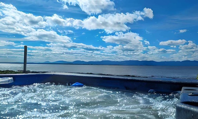 Cap-Saint-Ignace Ski Chalet | Chalet #8 Waterfront | Spa | Fireplace | Wifi | AC