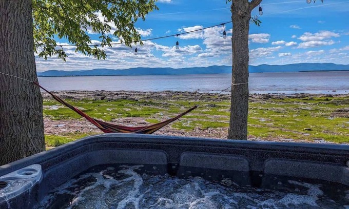 Cap-Saint-Ignace Ski Chalet | Chalet #9 Waterfront with Spa, Fireplace, Wifi & AC