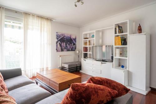 Castro Urdiales Apartment | Chalet adosado con piscina, terraza y garaje en Castro Urdiales