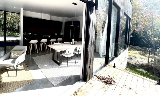 Morin Heights Ski Chalet | Chalet Architectural Avec spa en Nature et Fenestration Plein Pied