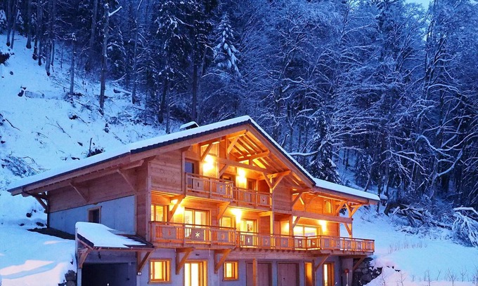Araches-la-Frasse Ski Chalet | Chalet Arpitan: stunning panoramic mountain view, wifi, parking