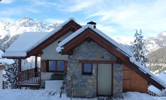 Oz Ski Chalet | Chalet at the foot of the slopes with mountain view.