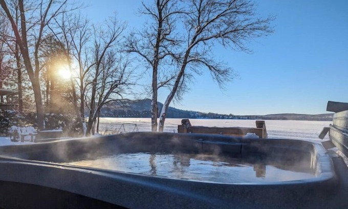 Asbestos Ski Chalet | Chalet Au Quai des 3 Lacs. Waterfront with SPA at Val des Sources.