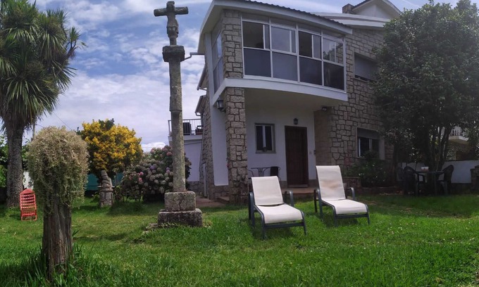 Montalvo Ski Chalet | Chalet beach Montalvo, Sanxenxo, for 6 people, private garden, pets welcome