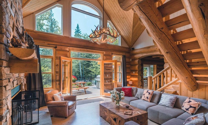 Fiddler Lake Resort Ski Chalet | Chalet Black Eagle on Fiddler Lake (lakefront) with Hot Tub and Sauna