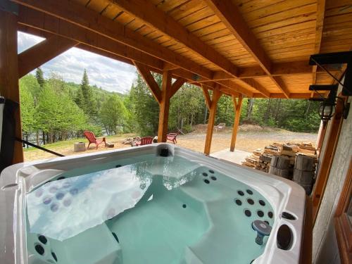 Mauricie Ski Chalet | Chalet bois rond aux paysages uniques avec Spa !