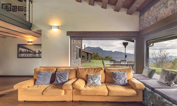 Campelles Ski Chalet | Chalet 'Casa Campelles 2' with Mountain View, Shared Terrace and Wi-Fi