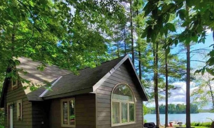 Clarendon Cottage | Chalet Casa Nina/ waterfront cottage