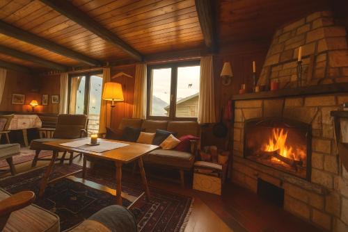 Liddes House | Chalet cosy, vue Alpes, cheminée & grande terrasse