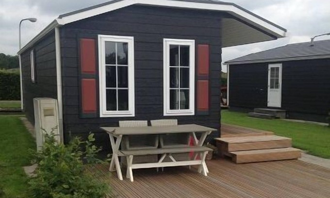 Giethoorn House | Chalet "De Beulaker" is a beautiful chalet for up to four guests. Some chalets have a mooring at the door and others have a mooring at max. 50 meters from the chalet.