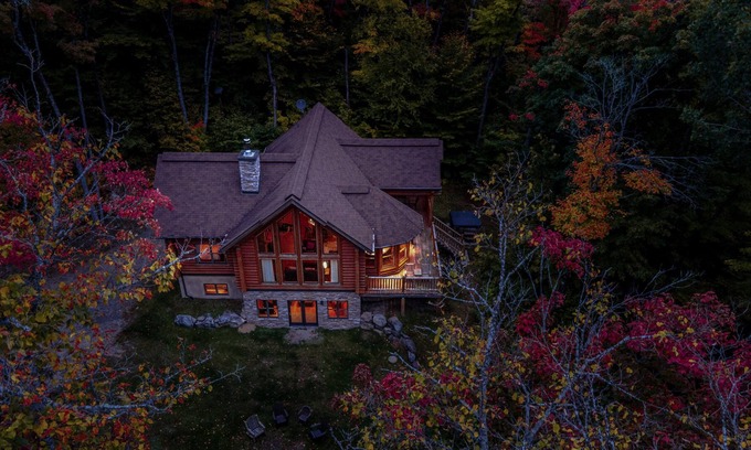 Riviere-Rouge Ski Chalet | Chalet Deer Lodge - 5 Bedrooms with Lake Access, Hot Tub and Pool Table