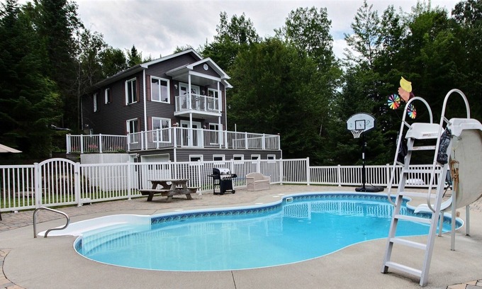 Temiscouata Regional County Municipality Ski Chalet | Chalet Domedani Cabin sur le lac