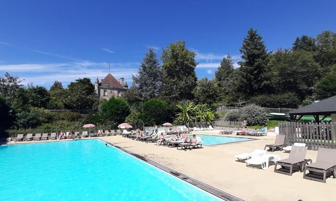 Champs-Romain Ski Chalet | Chalet-dordogne B10 camping Château Le Verdoyer - Champs Romain, Dordogne