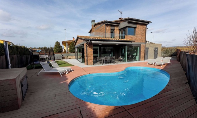 Mas Usall Ski Chalet | CHALET ELS PINS WITH POOL BANYOLES