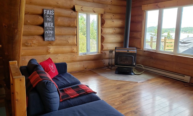 Disraeli Cabin | Chalet en bois rond au bord du Lac Aylmer