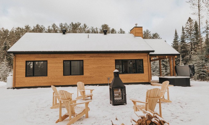 Amherst House | Chalet en Forêt Avec spa et Foyer Extérieur