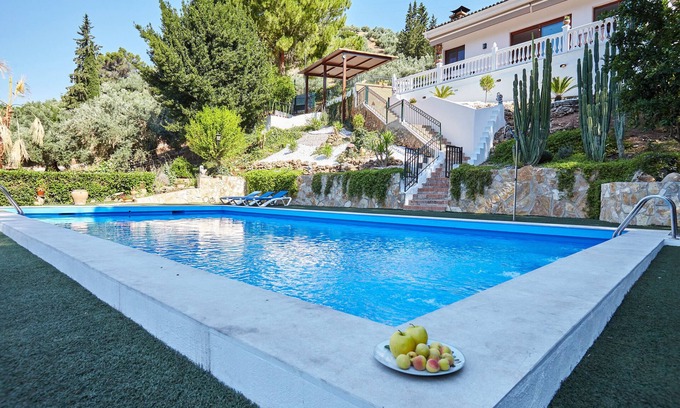 Villanueva del Arzobispo Ski Chalet | Chalet 'Villa Ibáñez' with Lake View and Air Conditioning