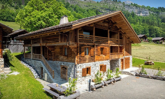 Le Chinaillon Ski Chalet | Chalet Happysnow - alpine retreat for 15 - OVO Network
