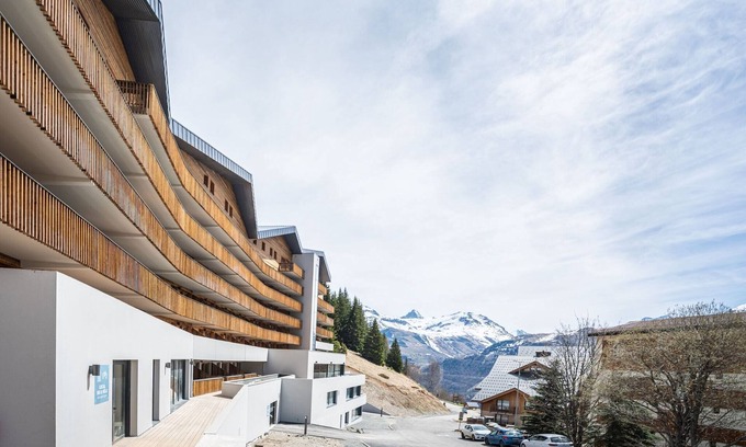 Huez Apartment | Chalet in Auris-en-Oisans with Balcony Views
