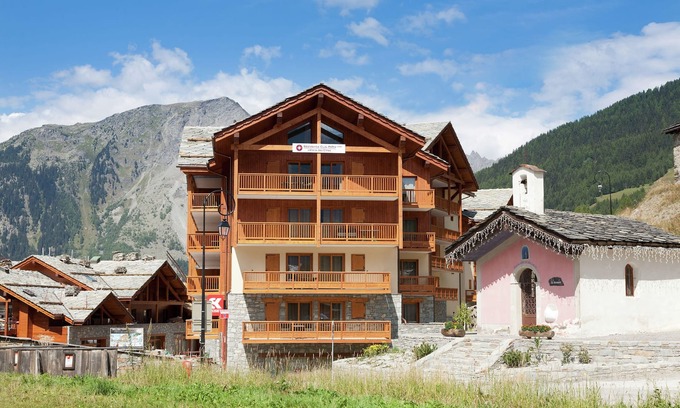 Sainte-Foy-Tarentaise Apartment | Chalet in Alps near Ski Slopes