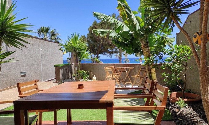 El Medano Ski Chalet | 🙂CHALET IN FRONT OF THE OCEAN - BIG GARDEN - WIFI