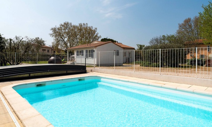 Sorgues Ski Chalet | Chalet in Provence with shared pool, Wi-Fi and air conditioning
