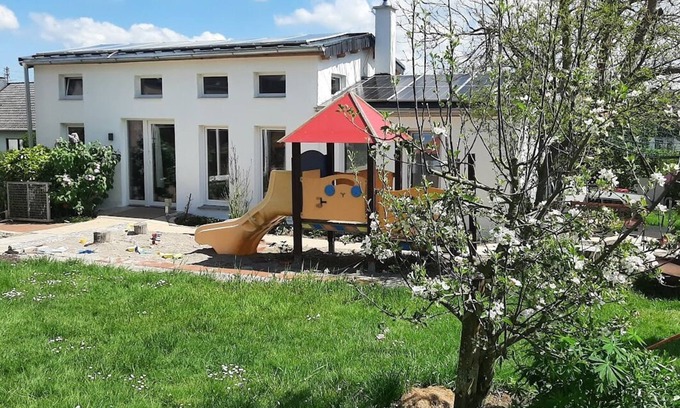 Keidelheim House | Chalet in the orchard and play garden