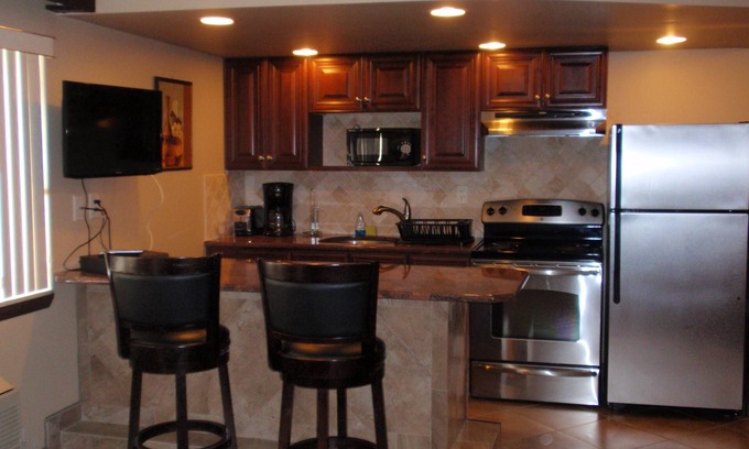Centerport Hotel | Chalet Inn & Suites Centerport