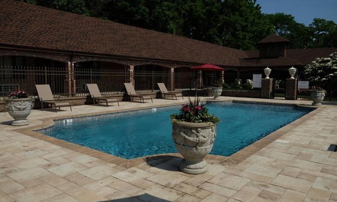 Centerport Hotel | Chalet Inn & Suites