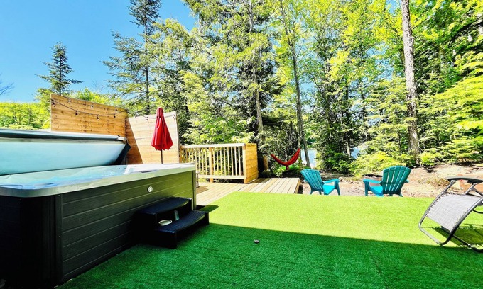 Entrelacs House | Chalet Karine at the water's'edge with Spa