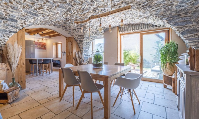 Huez-en-Oisans Ski Chalet | Chalet l'Oisans Bleu Huez Village at the foot of the slopes