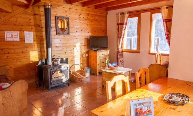 Nevache Ski Chalet | Chalet Le Mélézin hameau des Chazals Nevache Hautes Alpes